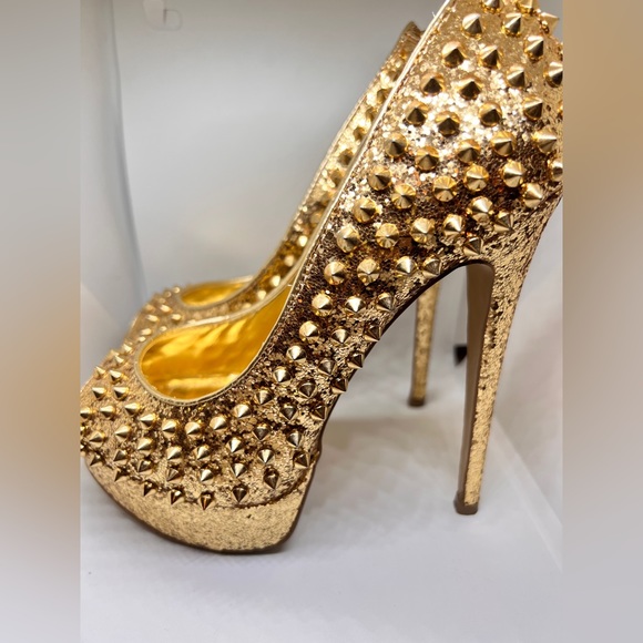 Steve Madden Gold Spiked Platform 6” Heels - Picture 4 of 4